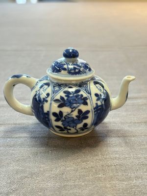 Three Chinese blue and white teapots, a cup and a saucer, Kangxi — foto 9