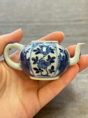 Three Chinese blue and white teapots, a cup and a saucer, Kangxi — foto 10