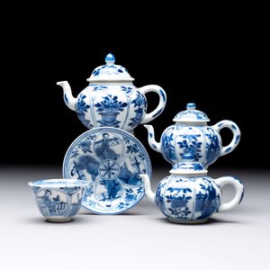 Three Chinese blue and white teapots, a cup and a saucer, Kangxi — foto 1