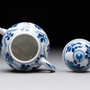 Three Chinese blue and white teapots, a cup and a saucer, Kangxi — foto 14