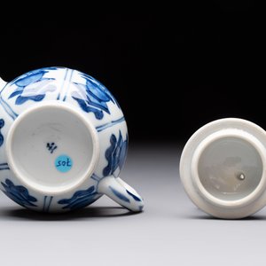 Three Chinese blue and white teapots, a cup and a saucer, Kangxi — foto 15