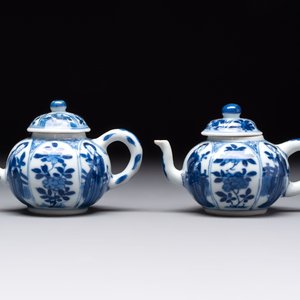Three Chinese blue and white teapots, a cup and a saucer, Kangxi — foto 16