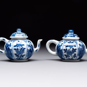 Three Chinese blue and white teapots, a cup and a saucer, Kangxi — foto 18