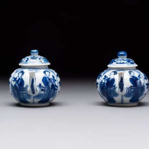 Three Chinese blue and white teapots, a cup and a saucer, Kangxi — foto 19