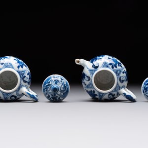 Three Chinese blue and white teapots, a cup and a saucer, Kangxi — foto 20