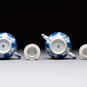 Three Chinese blue and white teapots, a cup and a saucer, Kangxi — foto 21