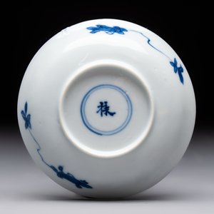 Three Chinese blue and white teapots, a cup and a saucer, Kangxi — foto 3