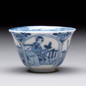 Three Chinese blue and white teapots, a cup and a saucer, Kangxi — foto 7