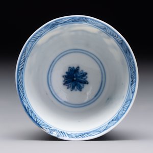 Three Chinese blue and white teapots, a cup and a saucer, Kangxi — foto 8