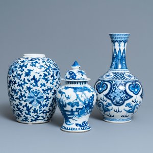 Three Chinese blue and white vases, 19th C. — 照片 1
