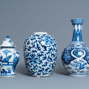 Three Chinese blue and white vases, 19th C. — 照片 3