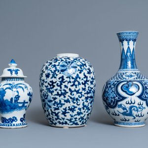 Three Chinese blue and white vases, 19th C. — 照片 4