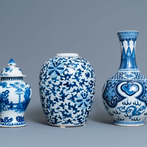 Three Chinese blue and white vases, 19th C. — 照片 5