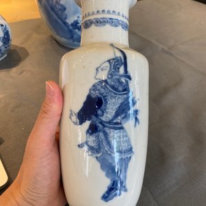 Three Chinese blue and white vases, 19th C. — photo 16