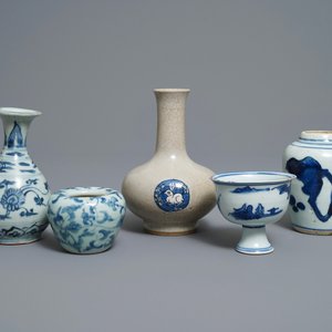 Three Chinese blue and white vases, a brush washer and a stem cup, Ming and later — photo 1