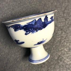 Three Chinese blue and white vases, a brush washer and a stem cup, Ming and later — photo 11