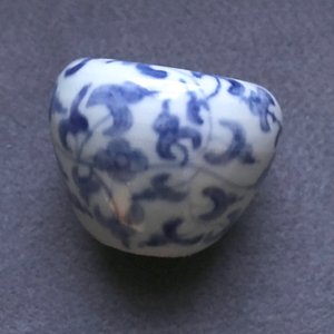 Three Chinese blue and white vases, a brush washer and a stem cup, Ming and later — photo 17