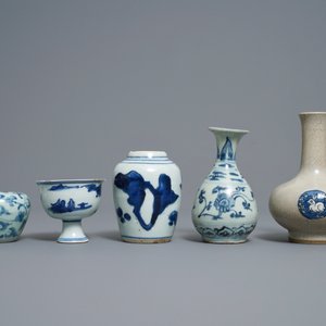 Three Chinese blue and white vases, a brush washer and a stem cup, Ming and later — photo 2