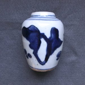 Three Chinese blue and white vases, a brush washer and a stem cup, Ming and later — photo 21