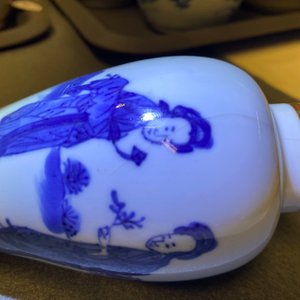 Three Chinese blue and white vases and a dish, Transitional period and Kangxi — 照片 21