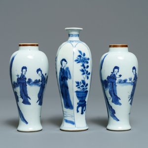 Three Chinese blue and white vases and a dish, Transitional period and Kangxi — 照片 4