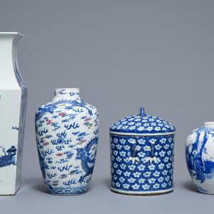 Three Chinese blue and white vases and a jar and cover, 19/20th C. — photo 4