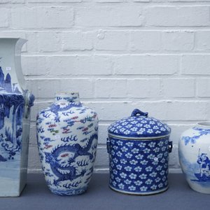 Three Chinese blue and white vases and a jar and cover, 19/20th C. — photo 7