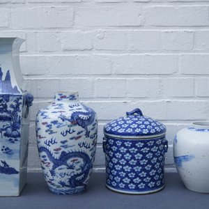 Three Chinese blue and white vases and a jar and cover, 19/20th C. — photo 8