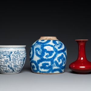 Three Chinese blue and white vases and a monochrome red vase, 19th C. — 照片 8