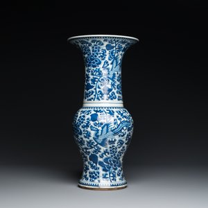 Three Chinese blue and white vases and a monochrome red vase, 19th C. — 照片 2