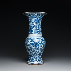 Three Chinese blue and white vases and a monochrome red vase, 19th C. — 照片 5