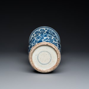 Three Chinese blue and white vases and a monochrome red vase, 19th C. — 照片 7