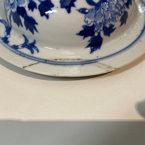 Three Chinese blue and white vases and covers, Kangxi mark, 19th C. — 照片 9