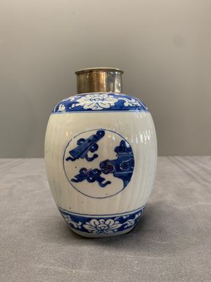 Three Chinese blue and white vases, Kangxi — photo 22