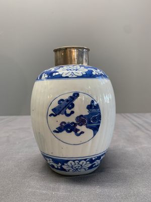 Three Chinese blue and white vases, Kangxi — photo 25