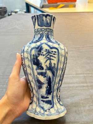 Three Chinese blue and white vases, Kangxi — 照片 1