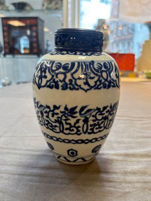 Three Chinese blue and white vases, one with wooden cover, Kangxi — 照片 1