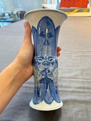 Three Chinese blue and white vases, one with wooden cover, Kangxi — 照片 11