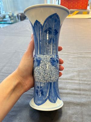 Three Chinese blue and white vases, one with wooden cover, Kangxi — 照片 12
