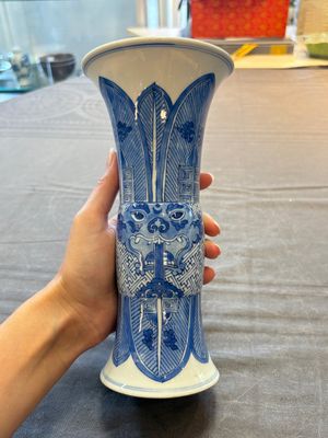 Three Chinese blue and white vases, one with wooden cover, Kangxi — 照片 13