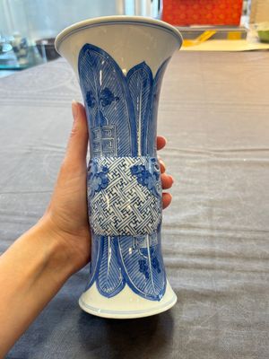 Three Chinese blue and white vases, one with wooden cover, Kangxi — 照片 14