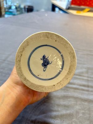 Three Chinese blue and white vases, one with wooden cover, Kangxi — 照片 16