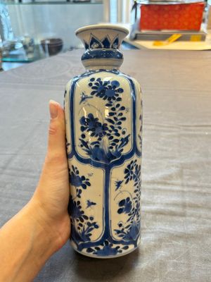 Three Chinese blue and white vases, one with wooden cover, Kangxi — 照片 17