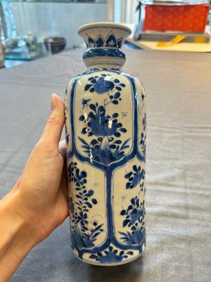 Three Chinese blue and white vases, one with wooden cover, Kangxi — 照片 18