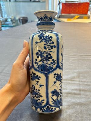 Three Chinese blue and white vases, one with wooden cover, Kangxi — 照片 19
