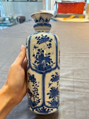Three Chinese blue and white vases, one with wooden cover, Kangxi — 照片 20