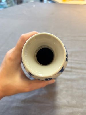 Three Chinese blue and white vases, one with wooden cover, Kangxi — 照片 21