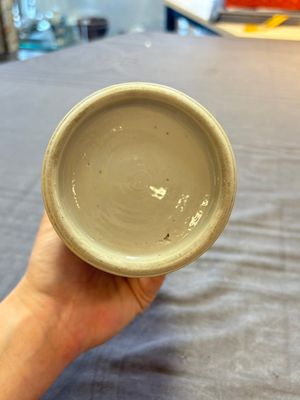 Three Chinese blue and white vases, one with wooden cover, Kangxi — 照片 22