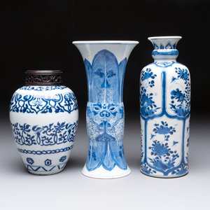 Three Chinese blue and white vases, one with wooden cover, Kangxi — 照片 1