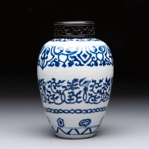 Three Chinese blue and white vases, one with wooden cover, Kangxi — 照片 11